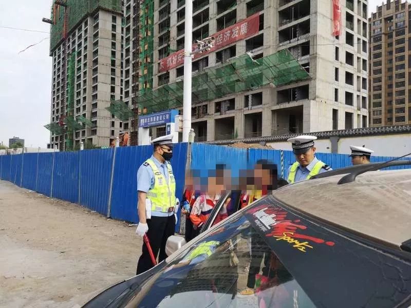 包頭：一個路口查獲兩輛黑校車！