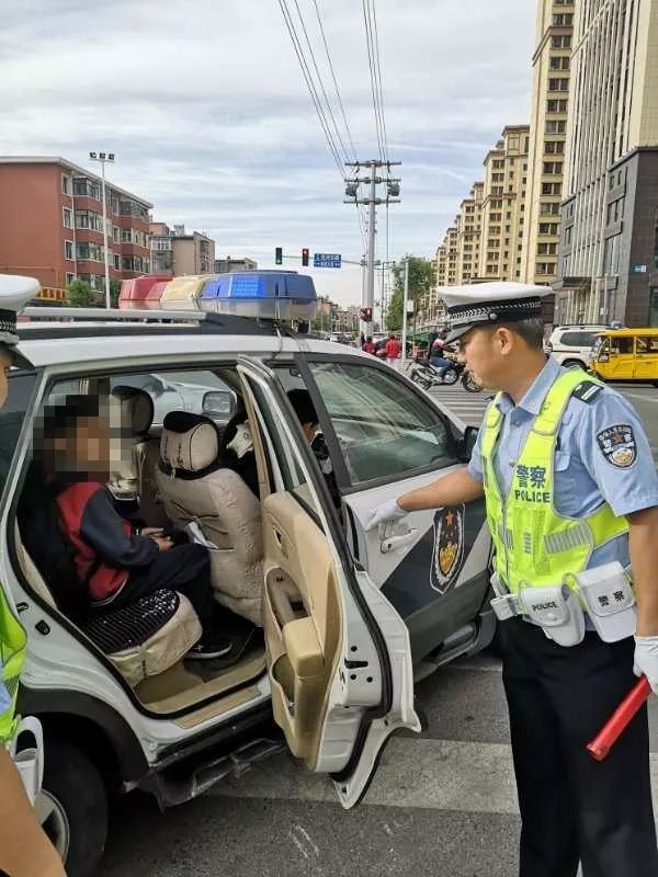 包頭：一個路口查獲兩輛黑校車！