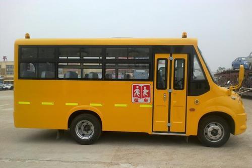 “校車起火了，孩子們跟我來！” 四川自貢沿灘開展校車應(yīng)急逃生演練