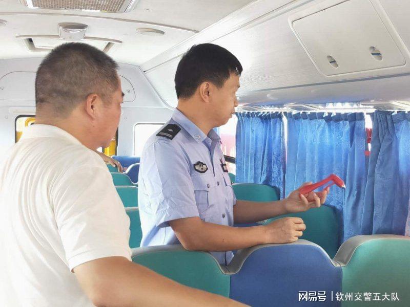 欽州交警五大隊進轄區西安交大中馬陽光中學開展校車安全隱患檢查/ 欽州交警五大隊進轄區西安交大中馬陽光中學開展校車安全隱患檢查