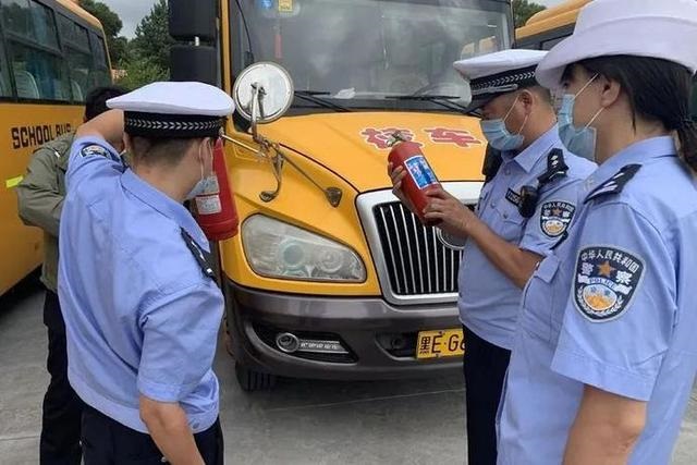 開學(xué)在即 大慶交警開展校車安全檢查確保“無病上崗”