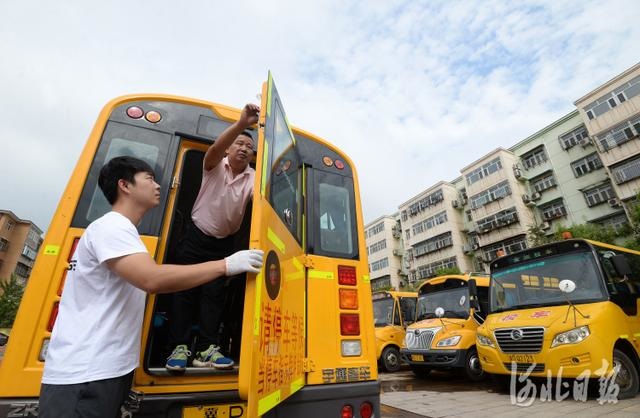 河北邯鄲：校車“體檢”迎接開學