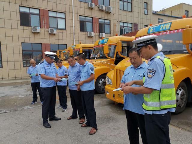 煙臺牟平：檢驗校車 確保開學接送學生安全運行