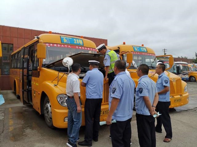 煙臺牟平：檢驗校車 確保開學接送學生安全運行