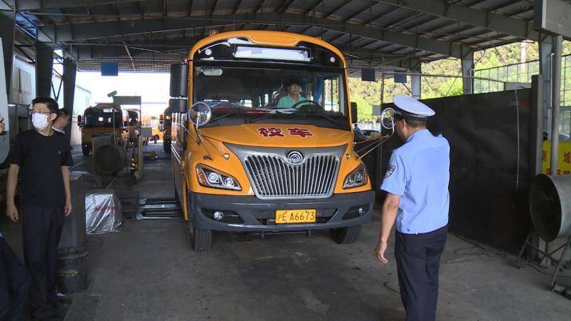 上海：防疫緊抓不放松，交警部門組織校車集體“體檢” 、確保車輛不帶病上路