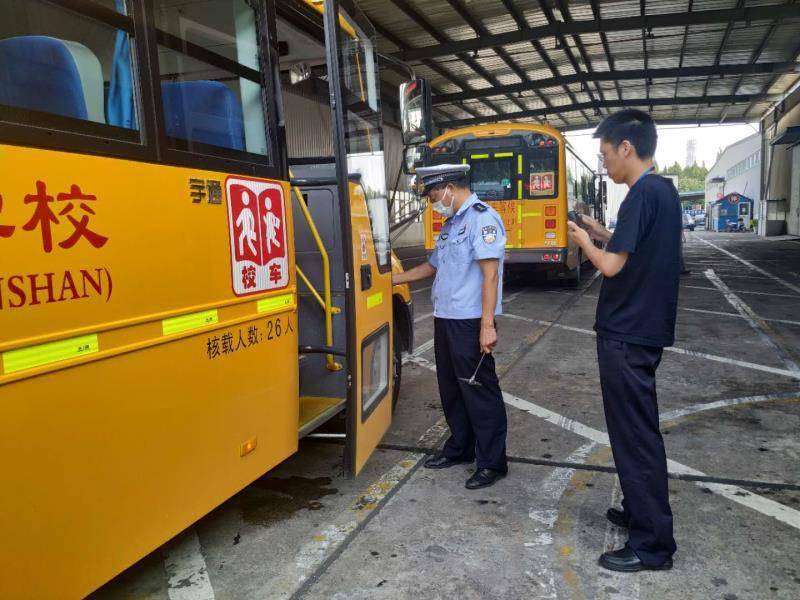 上海：防疫緊抓不放松，交警部門組織校車集體“體檢” 、確保車輛不帶病上路