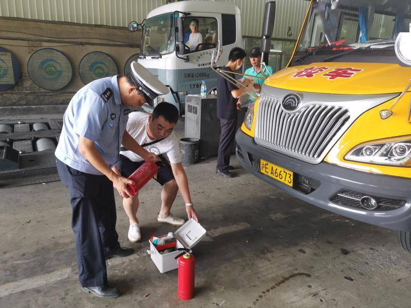 上海：防疫緊抓不放松，交警部門組織校車集體“體檢” 、確保車輛不帶病上路