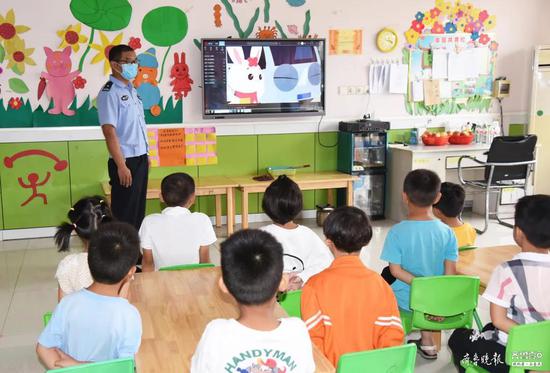 幼兒安全無小事，臨沂交警走進(jìn)幼兒園開展校車交通事故應(yīng)急演練