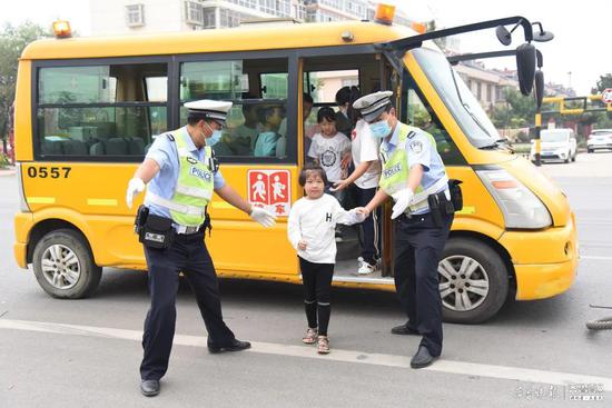 幼兒安全無小事，臨沂交警走進(jìn)幼兒園開展校車交通事故應(yīng)急演練