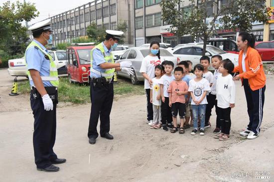 幼兒安全無小事，臨沂交警走進(jìn)幼兒園開展校車交通事故應(yīng)急演練