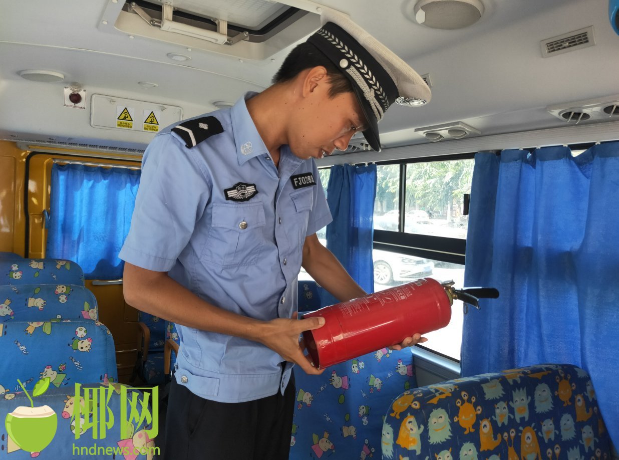 儋州交警檢查幼兒園校車安全：別讓孩子乘坐“三無”黑校車!