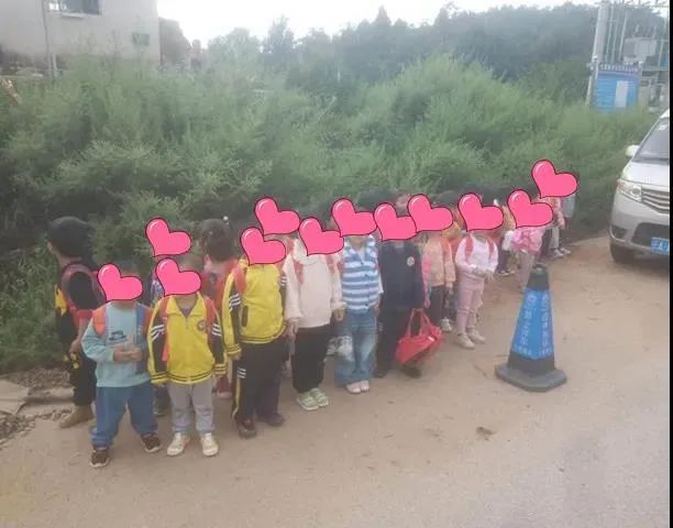 【家長安全意識淡薄】尋甸一7座面包車塞33個孩子，黑校車100塊“包月”，家長心真大！