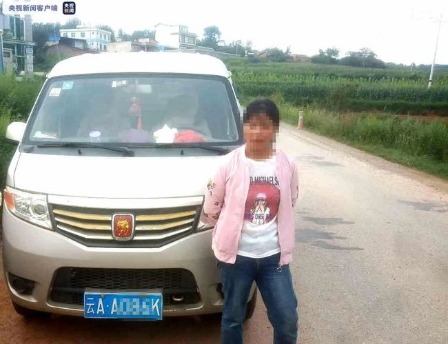 【家長安全意識淡薄】尋甸一7座面包車塞33個孩子，黑校車100塊“包月”，家長心真大！