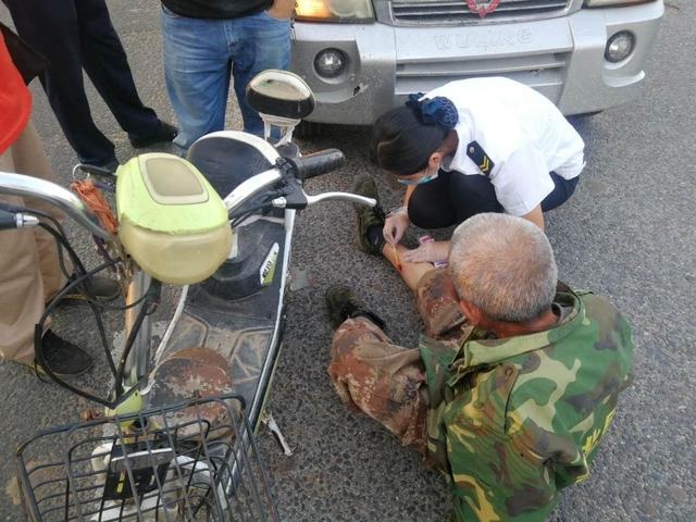 路遇六旬老人受傷，校車員工毫不猶豫上前救助