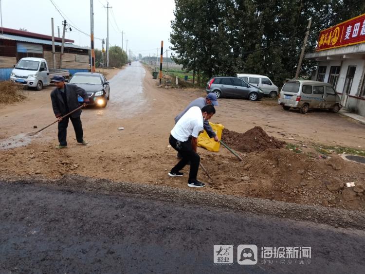 最美校車人：交運(yùn)校車駕駛員義務(wù)墊土修路 方便過往行人