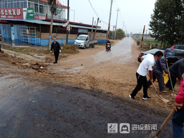最美校車人：交運(yùn)校車駕駛員義務(wù)墊土修路 方便過往行人