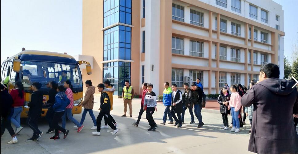 湖北省江陵希望小學:開展校車消防安全演練 湖北省江陵希望小學:開展校車消防安全演練