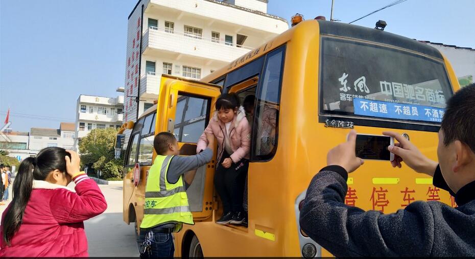 湖北省江陵希望小學:開展校車消防安全演練 湖北省江陵希望小學:開展校車消防安全演練