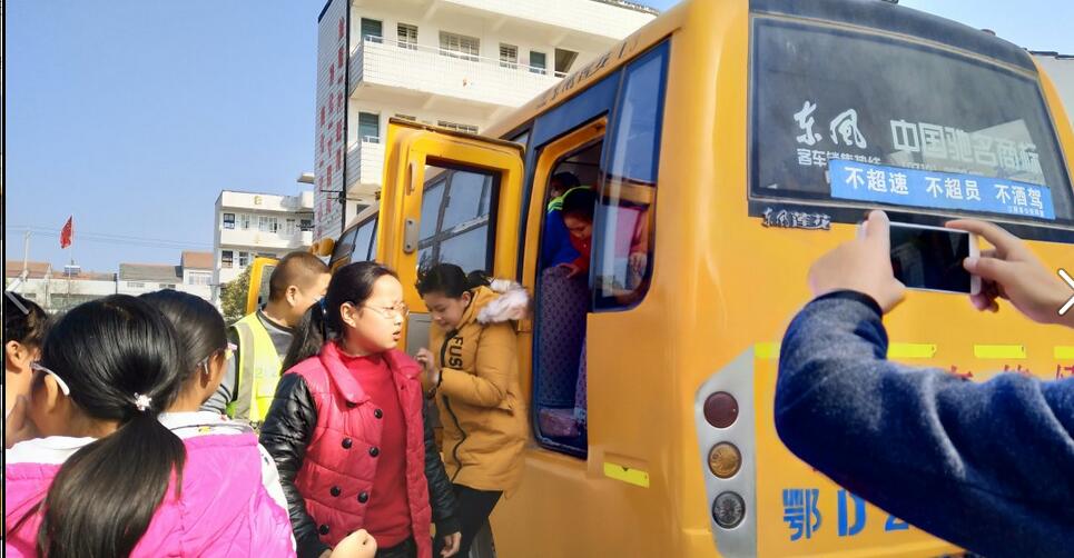 湖北省江陵希望小學:開展校車消防安全演練 湖北省江陵希望小學:開展校車消防安全演練