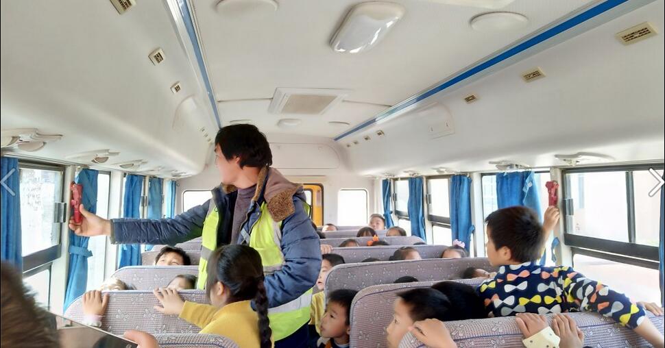 湖北省江陵希望小學:開展校車消防安全演練 湖北省江陵希望小學:開展校車消防安全演練