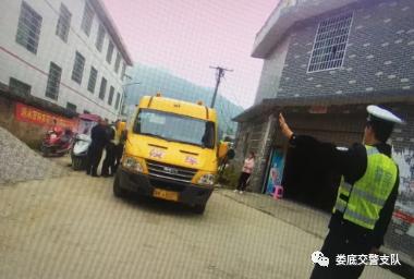 男子持C1駕證開校車被逮個正著,這下尷尬了 男子持C1駕證開校車被逮個正著,這下尷尬了