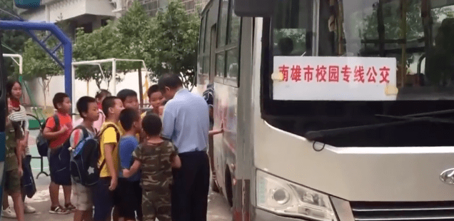 廣東:韶關這地的農村校車核載19人,實載39名學生,家長擔心安全問題 廣東:韶關這地的農村校車核載19人,實載39名學生,家長擔心安全問題