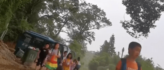 廣東:韶關這地的農村校車核載19人,實載39名學生,家長擔心安全問題 廣東:韶關這地的農村校車核載19人,實載39名學生,家長擔心安全問題