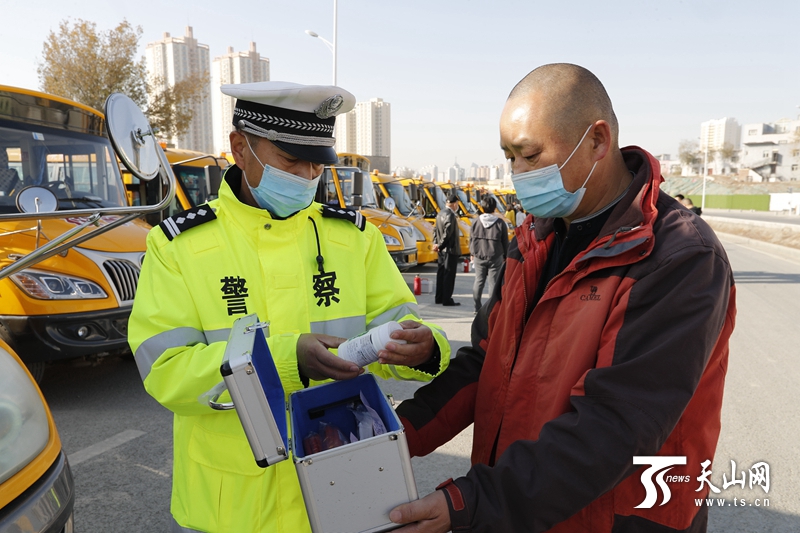 烏魯木齊開展冬季校車安全大檢查/ 烏魯木齊開展冬季校車安全大檢查