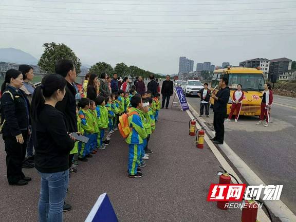 湖南瀘溪:校車按季“體檢”連續(xù)十年“零事故” 湖南瀘溪:校車按季“體檢”連續(xù)十年“零事故”