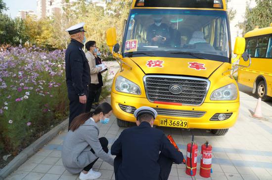 10月24日，庫爾勒市教育局聯合庫爾勒市公安局交警大隊對全市各學校、幼兒園的校車首次集中安檢，逐車開展安全隱患大排查，嚴把校車“體檢關”，為廣大中小學生和幼兒園孩子出行安全上把“安全鎖”。