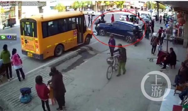 湖北一越野車(chē)失控沖向等候校車(chē)人群，致學(xué)生1死1傷