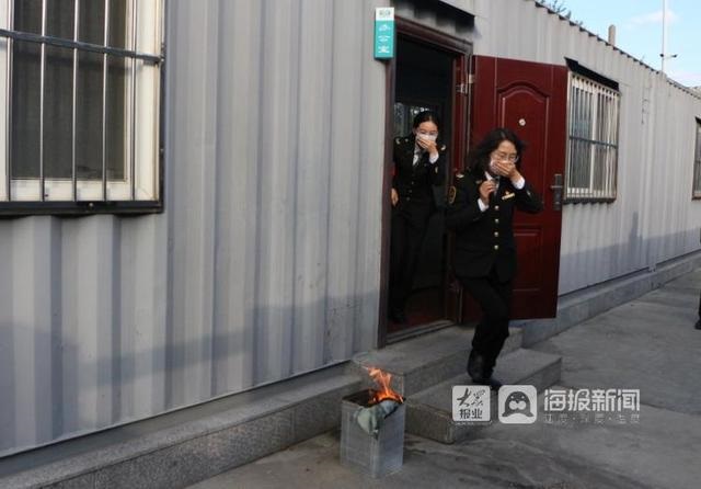 溫馨校車開展辦公區(qū)域及停車場突發(fā)火災(zāi)消防逃生應(yīng)急演練