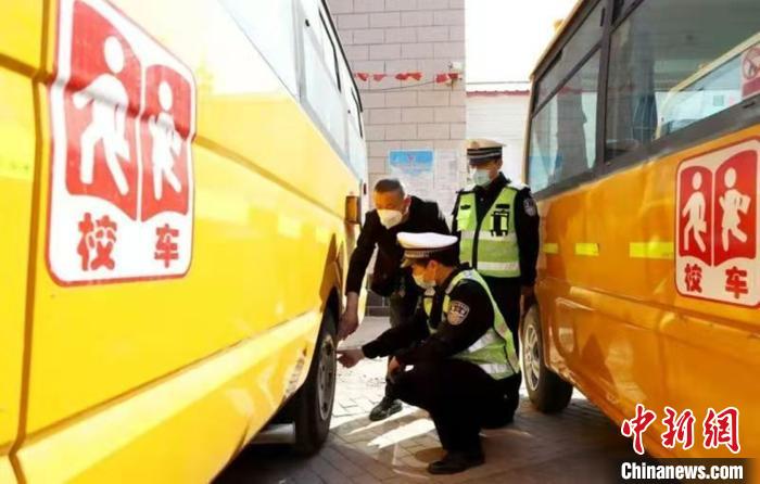 堅決抵制“黑校車”!河北開展接送學生車輛交通安全大檢查 圖為河北開展接送學生車輛交通安全大檢查。河北省交管局供圖