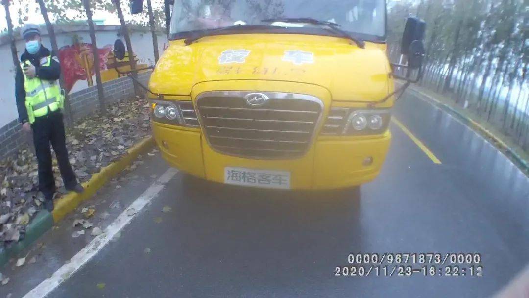 焦作武陟：這輛“黑校車”問題多，無牌，超員