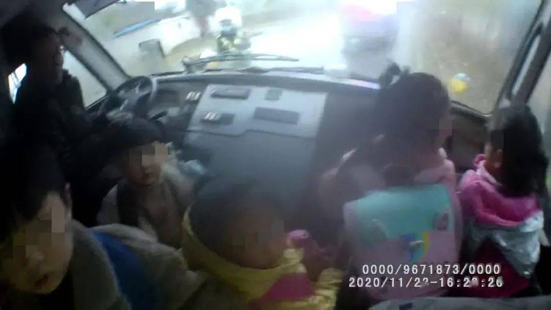 焦作武陟：這輛“黑校車”問題多，無牌，超員