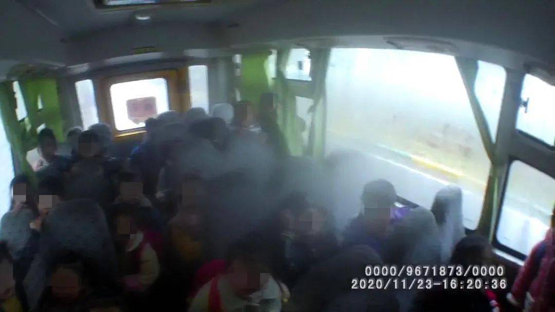 焦作武陟：這輛“黑校車”問題多，無牌，超員