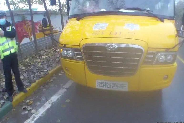 焦作武陟：這輛“黑校車”問題多，無牌，超員