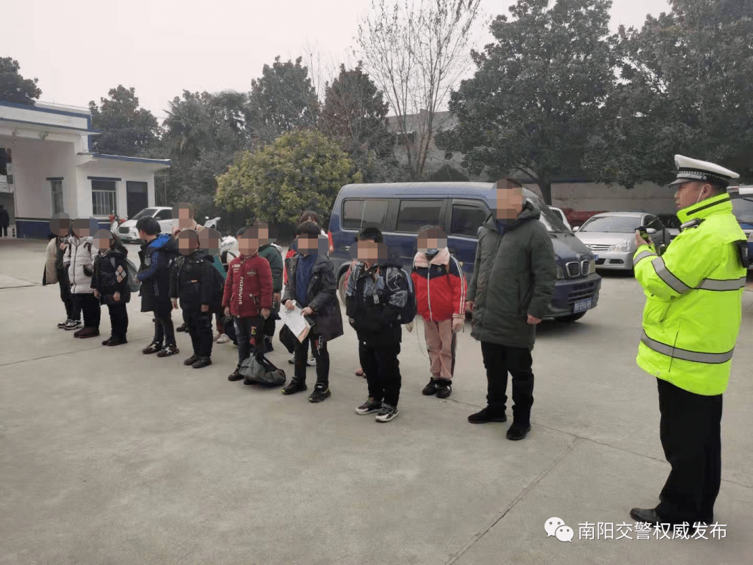 南陽一黑校車核載7人實載16人 被交警拿下! 南陽一黑校車核載7人實載16人 被交警拿下!