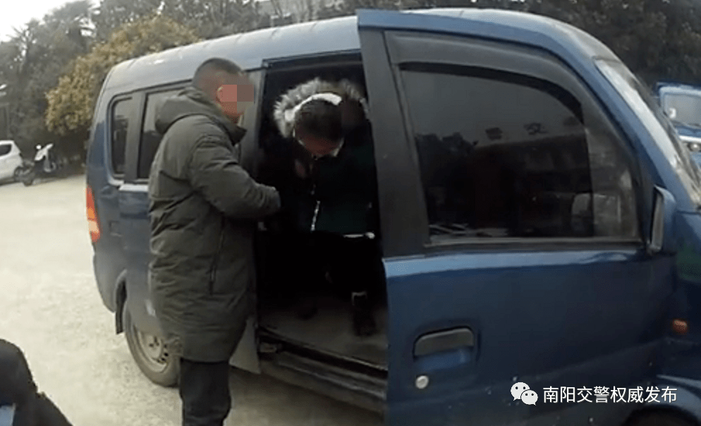 南陽一黑校車核載7人實載16人 被交警拿下! 南陽一黑校車核載7人實載16人 被交警拿下!