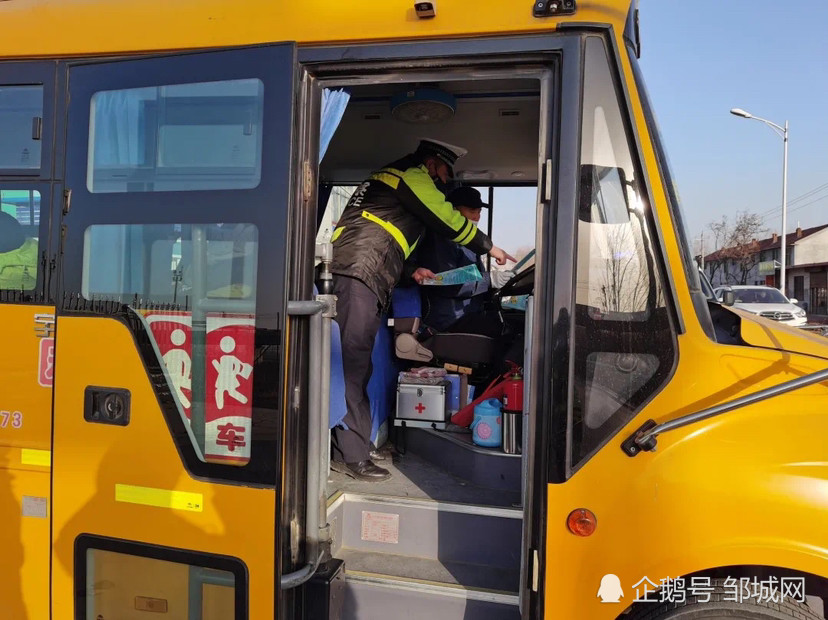 山東鄒城:交警冬季緊抓校車安全 山東鄒城:交警冬季緊抓校車安全