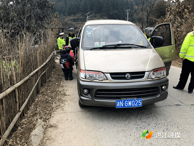 湖南洪江“黑校車”偷偷運載學生，被逮正著
