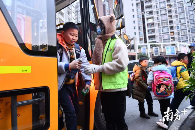 廣東佛山:共享校車、無紙化報名……禪城這樣為教育服務賦能升級 廣東佛山:共享校車、無紙化報名……禪城這樣為教育服務賦能升級