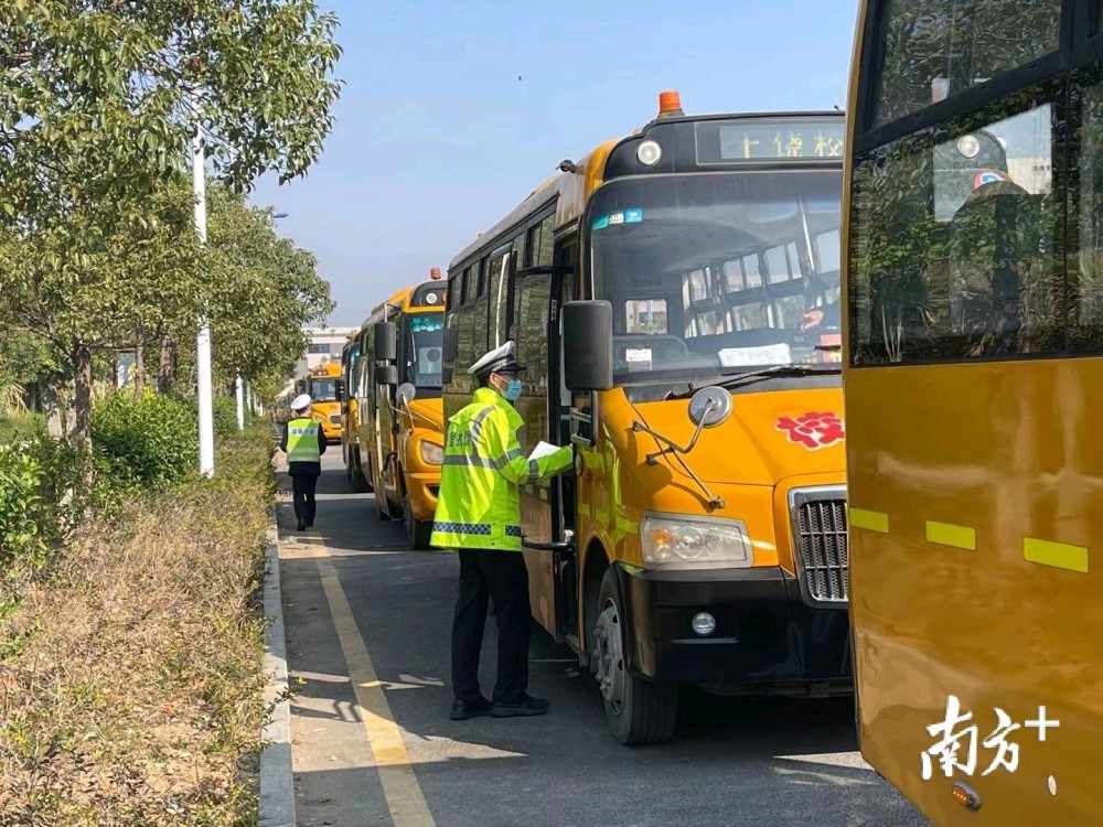 坪山交警大隊為校車交通安全護航大檢查