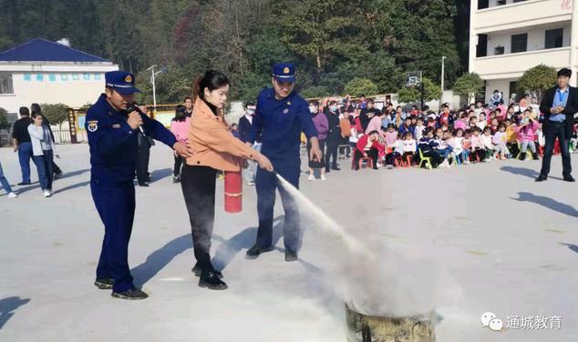 上坳小學開展校車消防應急演練