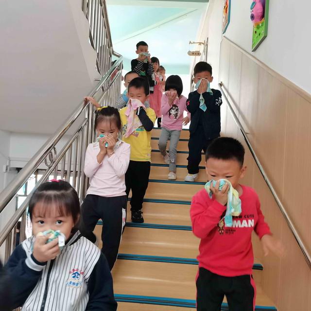 源城消防開展校車火災事故應急救援演練/ 源城消防開展校車火災事故應急救援演練