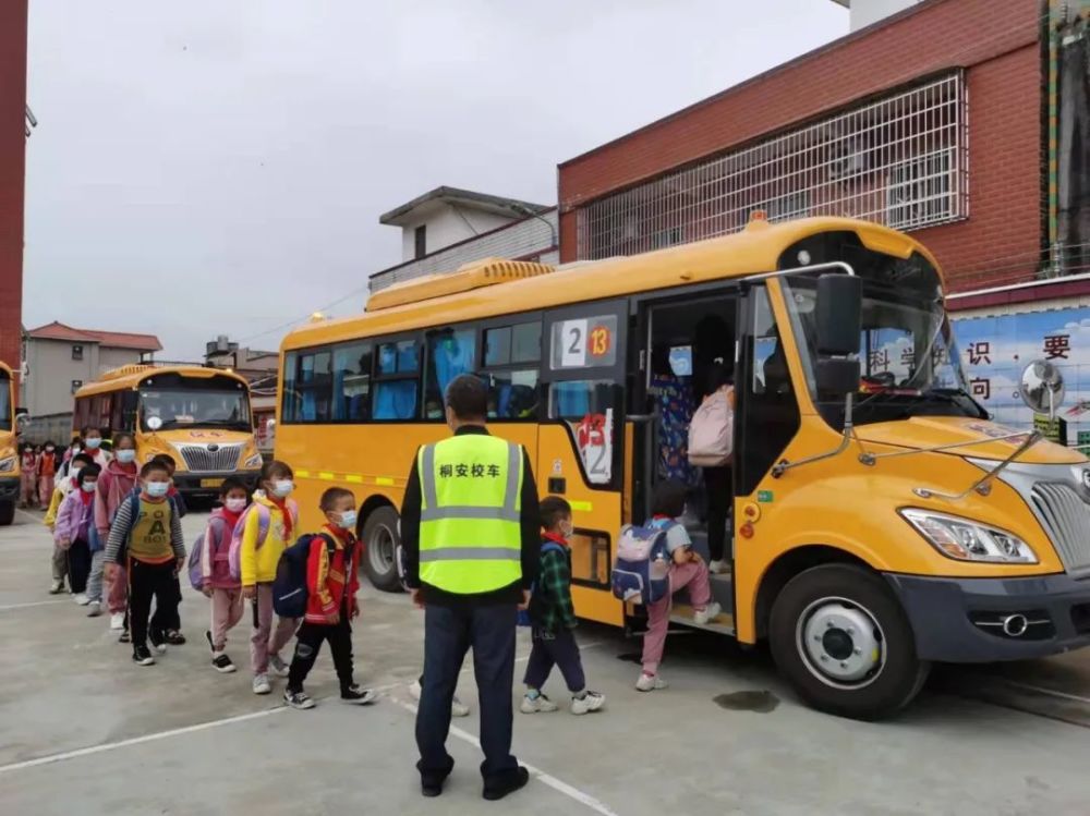 記者跟拍!佛岡新校車“入鎮(zhèn)到村”后… 記者跟拍!佛岡新校車“入鎮(zhèn)到村”后…