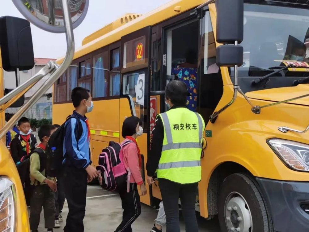 記者跟拍!佛岡新校車“入鎮(zhèn)到村”后… 記者跟拍!佛岡新校車“入鎮(zhèn)到村”后…