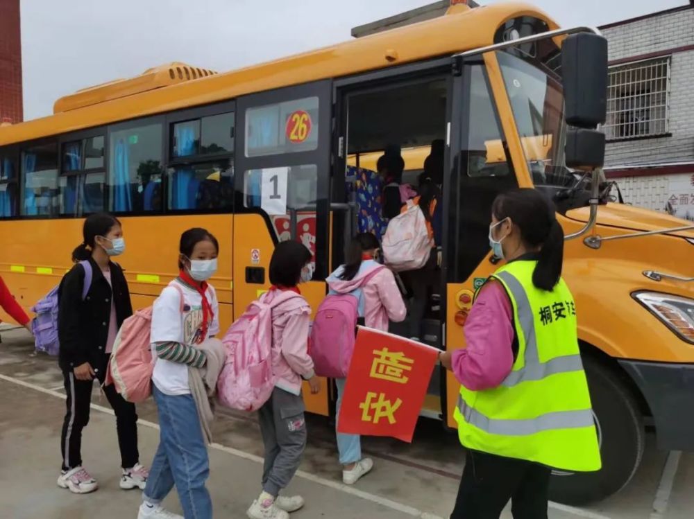 記者跟拍!佛岡新校車“入鎮(zhèn)到村”后… 記者跟拍!佛岡新校車“入鎮(zhèn)到村”后…