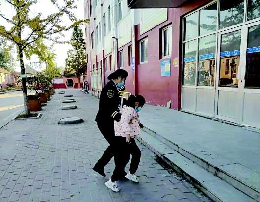 暖心!校車照管員鋪就患病兒童求學路 暖心!校車照管員鋪就患病兒童求學路