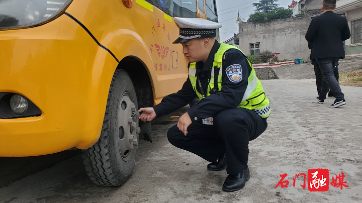 楚江街道:開(kāi)展校車(chē)安全檢查 保障學(xué)生交通安全 楚江1.png